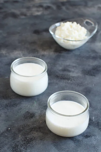 Kéfir de bebida fermentada en botellas pequeñas y granos de kéfir — Foto de Stock