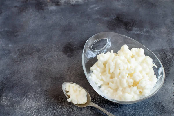 Grãos de Kefir e kefir de bebida fermentada — Fotografia de Stock