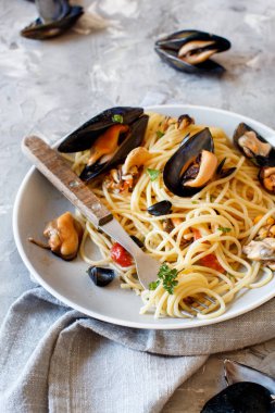 makarna midye ve domates ile