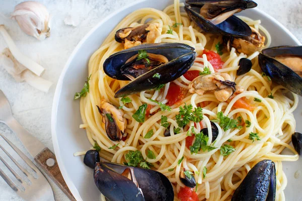 Spaghetti with mussels and tomatoes — Stock Photo, Image