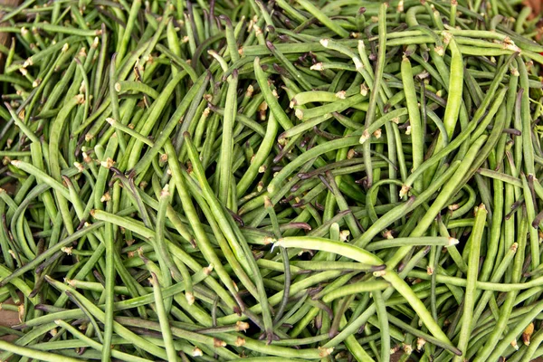 Haricots verts à cordes sur un marché fermier à vendre — Photo