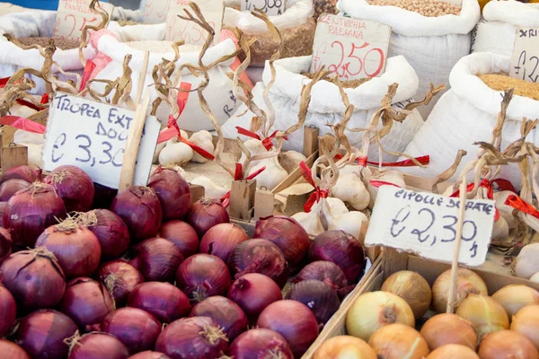 Variedad de verduras y legumbres en el mercado de un agricultor para la venta — Foto de Stock