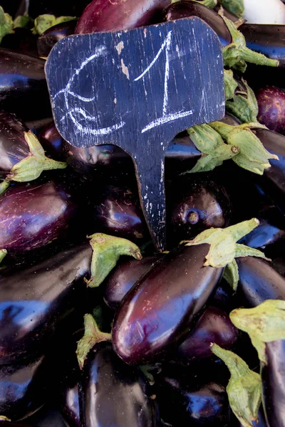 Berenjenas frescas en el mercado de un agricultor para la venta — Foto de Stock