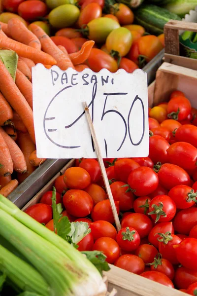 Tomates picadilly y otras verduras en el mercado de un agricultor — Foto de Stock