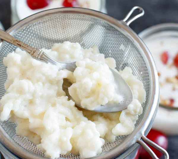 Kefir korrels en gefermenteerde drank kefir — Stockfoto