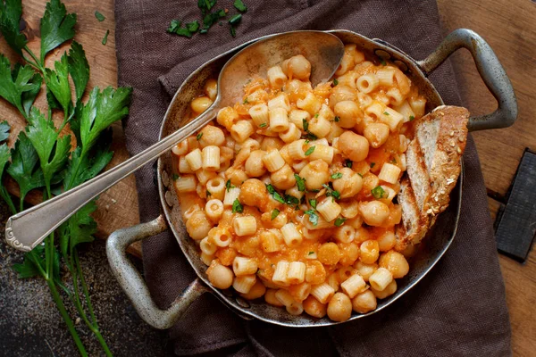 Ditalini pasta met kikkererwten — Stockfoto