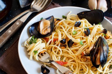 makarna midye ve domates ile