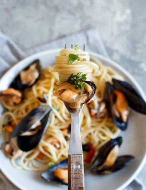 makarna midye ve domates ile