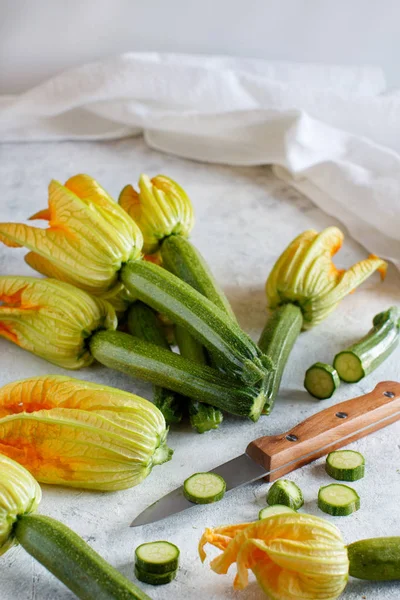 Jonge courgette met bloemen — Stockfoto