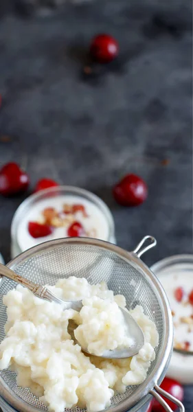 Grani fermentati di kefir e kefir con ciliegie e noci — Foto Stock