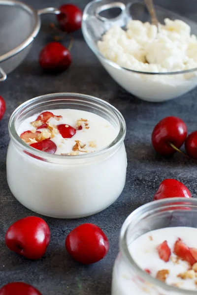 Kefir di yogurt fermentato in piccole bottiglie con ciliegie e noci — Foto Stock