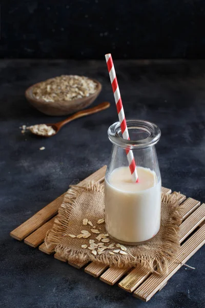 Vegane Hafermilch, nicht-molkereifreie Alternativmilch — Stockfoto