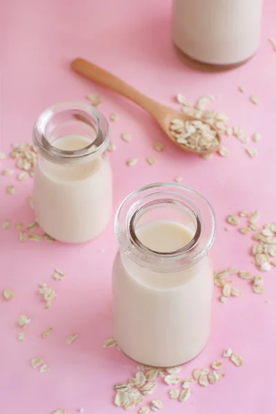 Веганское овсяное молоко, не молочное альтернативное молоко — стоковое фото