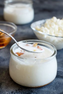 Kiraz ve ceviz ile küçük şişelerde fermente yoğurt kefir