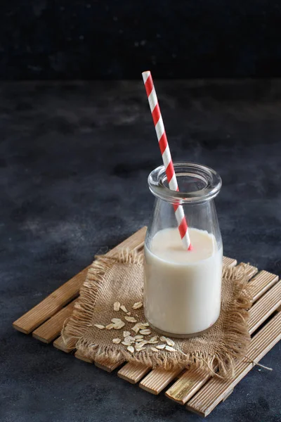 Vegane Hafermilch, nicht-molkereifreie Alternativmilch — Stockfoto