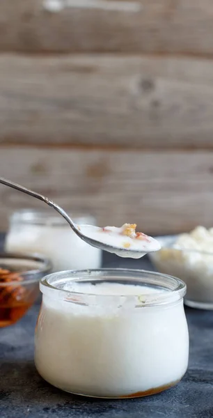 发酵酸奶 kefir 在小瓶与樱桃和核桃 — 图库照片