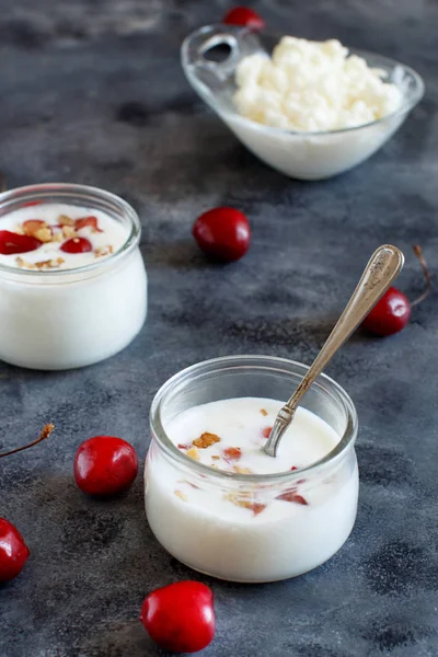 Kefir di yogurt fermentato in piccole bottiglie con ciliegie e noci — Foto Stock
