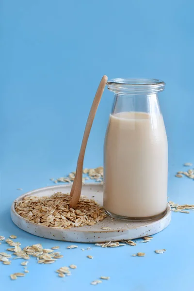 Веганське вівсяне молоко, не молочне альтернативне молоко — стокове фото