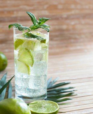 Ev yapımı içki limon suyu ve nane ile yenileme