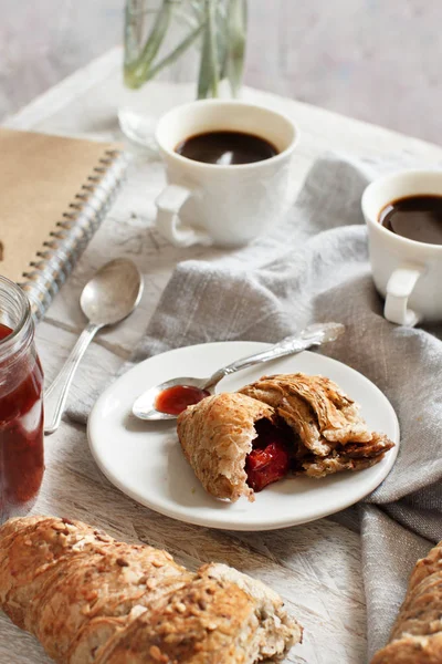 Petit déjeuner avec café et croissant — Photo