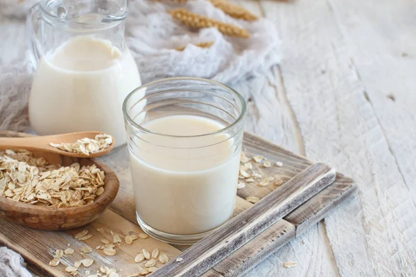 Leche de avena vegana, leche alternativa no láctea Imagen de archivo