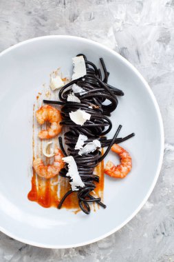 Karides ve domates ile kalamar mürekkep makarna