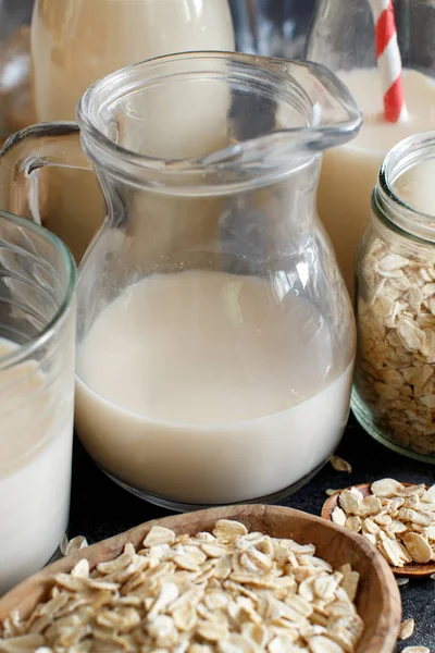 ビーガン エンバク牛乳、乳製品の代替ミルク — ストック写真