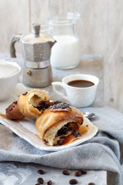 Kahve ve kruvasanla kahvaltı. 