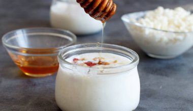Kiraz ve ceviz ile küçük şişelerde fermente yoğurt kefir