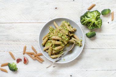 Kepekli makarna brokoli ve ceviz krema ile