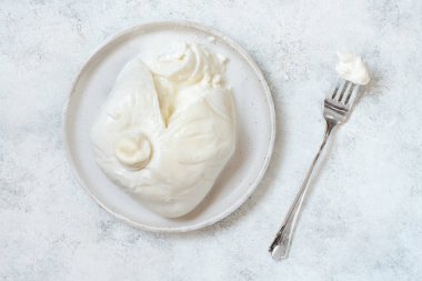 İtalyan peynirli burrata