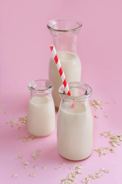 Веганське вівсяне молоко, не молочне альтернативне молоко — стокове фото