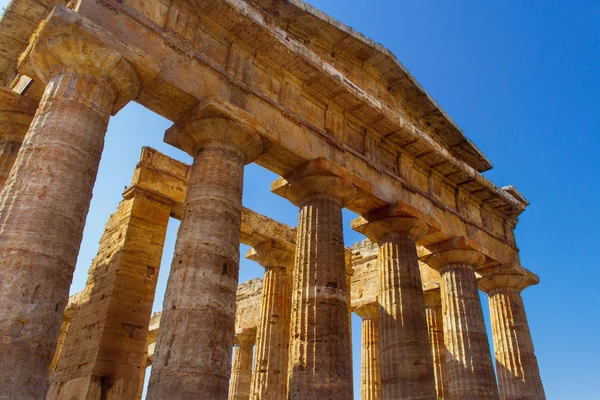 Grecka Świątynia Neptuna w archeologicznym miejscu Paestu — Zdjęcie stockowe