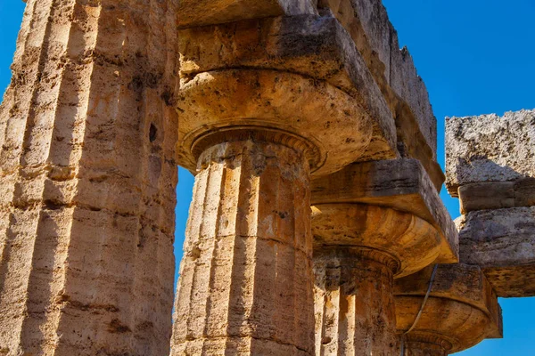 Detalle de las columnas dóricas del templo griego de Hera-II. Paestum , — Foto de Stock