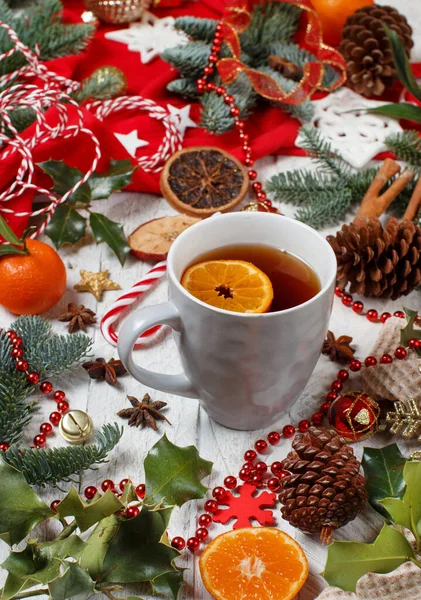 Рождественские украшения с еловыми ветвями и чайной кружкой — стоковое фото