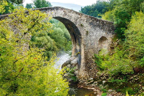 Un puente medieval en campania, italia —  Fotos de Stock