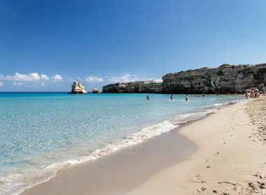 Torre dell 'Orso sahilinde iki kız kardeş yığını 