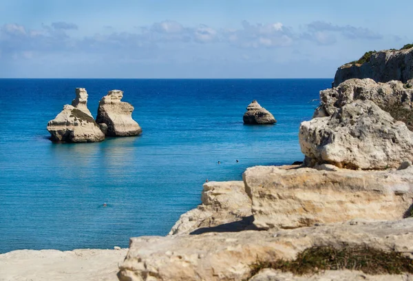 De twee zusters stapelen zich op voor de kust van Torre dell 'Orso. — Stockfoto