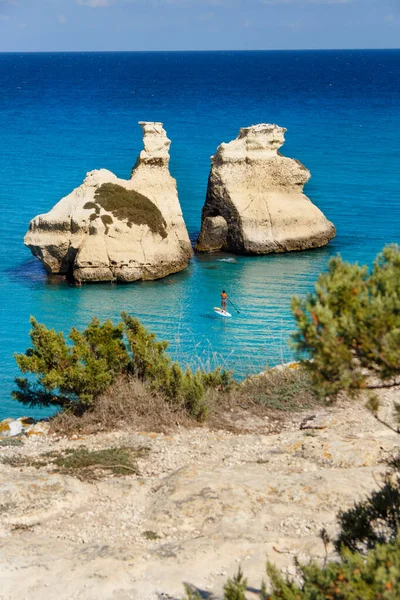 De twee zusters stapelen zich op voor de kust van Torre dell 'Orso. — Stockfoto