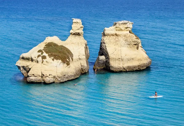 De twee zusters stapelen zich op voor de kust van Torre dell 'Orso. — Stockfoto