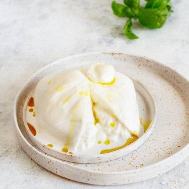 İtalyan peynirli burrata