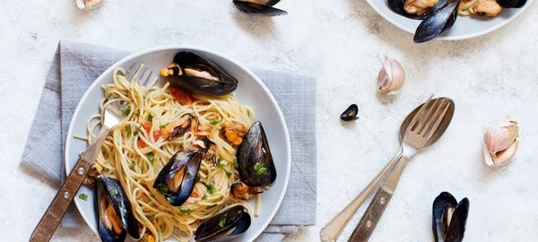 Spaghetti with mussels and tomatoes — Stock Photo, Image