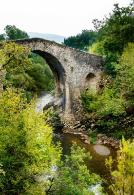 İtalya, Campania 'da bir ortaçağ köprüsü