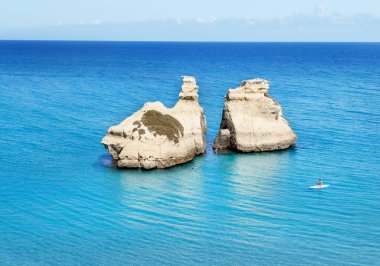 İki kız kardeş Torre dell 'Orso kıyısının önünde dizildiler.