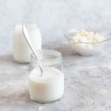 Küçük şişeler ve kefir tanelerde fermente içecek kefir