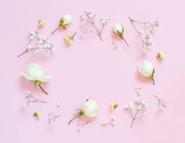 Açık pembe arka planda çiçekler