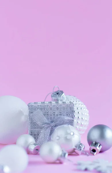 Baldes de Natal de prata e caixa de presente em um fundo rosa claro — Fotografia de Stock