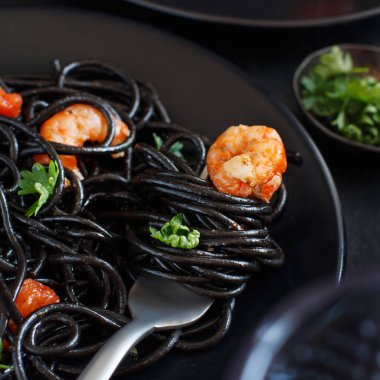 Karides ve domates ile kalamar mürekkep makarna