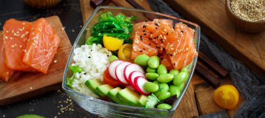 Hawaiian somon poke salata