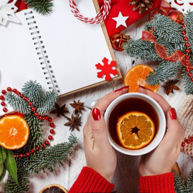 Defter ve hediye kutusu ile Noel kompozisyon